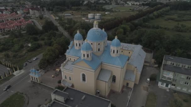 Des Images Aériennes Église Dôme Bleu Orthadox Dans Ville Tchervonograd — Video