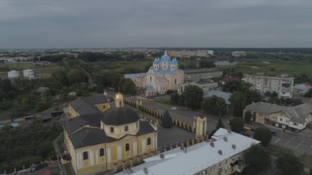 Ortodoxa Och Katolska Kyrkor Ligger Tvärs Över Gatan Från Varandra — Stockvideo