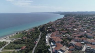 Afitos 'un hava manzarası - Kassandra, Halkidiki' deki geleneksel köy. Yunanistan. 