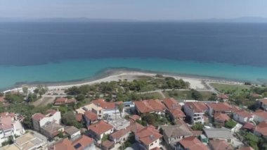 Afitos 'un hava manzarası - Kassandra, Halkidiki' deki geleneksel köy. Yunanistan. 