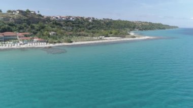 Afitos 'un hava manzarası - Kassandra, Halkidiki' deki geleneksel köy. Yunanistan. 