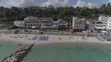 Kallithea köyünün havadan görünüşü. Halkidiki Yunanistan. 4k