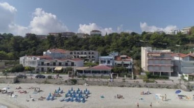 Kallithea köyünün havadan görünüşü. Halkidiki Yunanistan. 4k