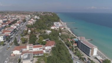 Kallithea köyünün havadan görünüşü. Halkidiki Yunanistan. 4k
