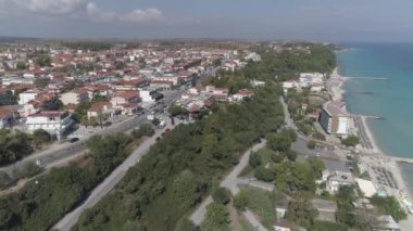 Kallithea köyünün havadan görünüşü. Halkidiki Yunanistan. 4k