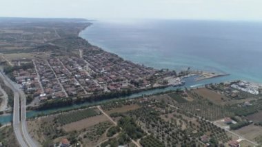 Yunanistan 'ın Nea Potidea köyündeki Potidaia Kanalı' nın havadan görünüşü. Su yolu Termaikos ve Kassandra Körfezi arasında uzanıyor. 4k