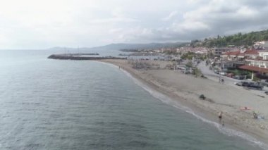 Yunanistan 'ın Kassandra Yarımadası' ndaki Nea Skioni Köyü 'nün hava manzarası. 4k