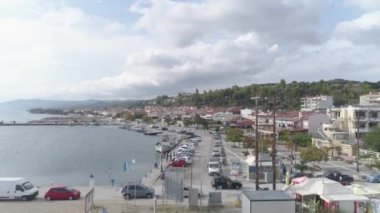 Yunanistan 'ın Kassandra Yarımadası' ndaki Nea Skioni Köyü 'nün hava manzarası. 4k