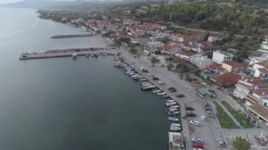 Yunanistan 'ın Kassandra Yarımadası' ndaki Nea Skioni Köyü 'nün hava manzarası. 4k