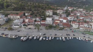 Yunanistan 'ın Kassandra Yarımadası' ndaki Nea Skioni Köyü 'nün hava manzarası. 4k