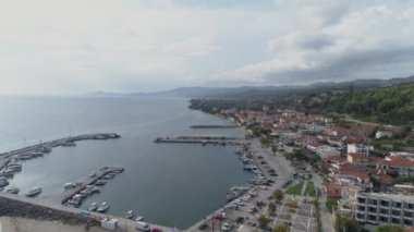 Yunanistan 'ın Kassandra Yarımadası' ndaki Nea Skioni Köyü 'nün hava manzarası. 4k