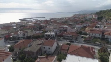 Yunanistan 'ın Kassandra Yarımadası' ndaki Nea Skioni Köyü 'nün hava manzarası. 4k