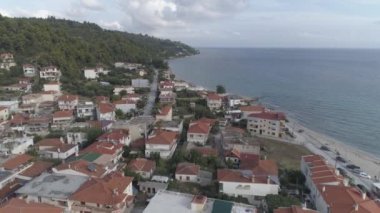Yunanistan 'ın Kassandra Yarımadası' ndaki Nea Skioni Köyü 'nün hava manzarası. 4k