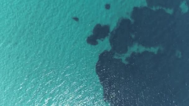 Vista Aérea Arriba Hacia Abajo Calma Fondo Agua Mar Azul — Vídeos de Stock