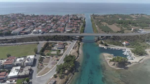 ギリシャのネア ポティデア村のポティダイア運河の空中ビュー 水路はテルマイコス川とカッサンドラ湾の間に広がっている — ストック動画