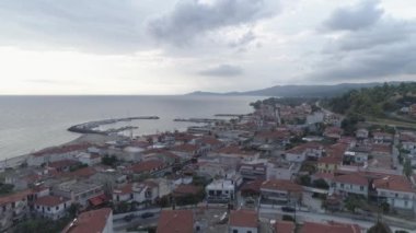 Yunanistan 'ın Kassandra Yarımadası' ndaki Nea Skioni Köyü 'nün hava manzarası. 4k