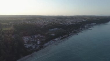 Kallithea köyünün havadan görünüşü. Halkidiki Yunanistan. 4k