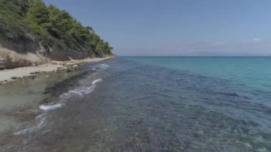 Kıyı şeridinin kayalıklardaki ağaçların havadan görünüşü. Kassandra Halkidiki. Yunanistan