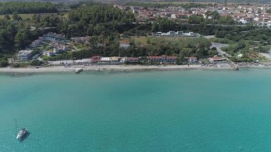 Kallithea köyünün havadan görünüşü. Halkidiki Yunanistan. 4k