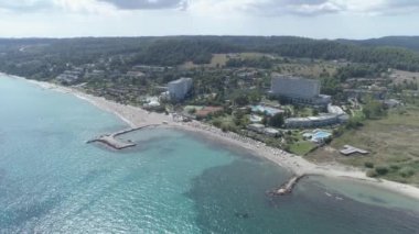 Hava görüntüsü. Akdeniz kıyısında büyük bir tatil köyü. Yunanistan 'ın Kallithea köyünün yanındaki tesis. 4k