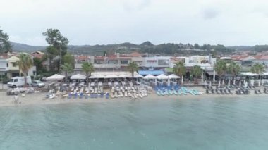 Yunanistan 'ın Kassandra kentinin en gelişmiş tatil beldelerinden biri olan Pefkochori vilage' in havadan görünüşü.