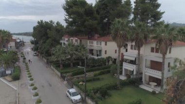 Yunanistan 'ın Kassandra kentinin en gelişmiş tatil beldelerinden biri olan Pefkochori vilage' in havadan görünüşü.