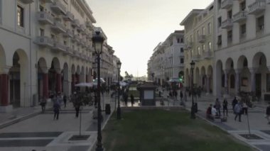 Yunanistan 'ın Selanik kentindeki Aristotelous caddesinin havadan görünüşü. Gün batımı. 4k