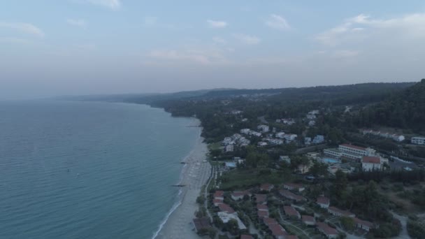 Vista Aérea Gran Complejo Turístico Situado Junto Costa Del Mar — Vídeos de Stock