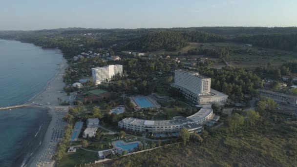 空中风景 位于地中海沿岸的大型度假胜地建筑群 希腊Kallithea村旁边的度假村 — 图库视频影像