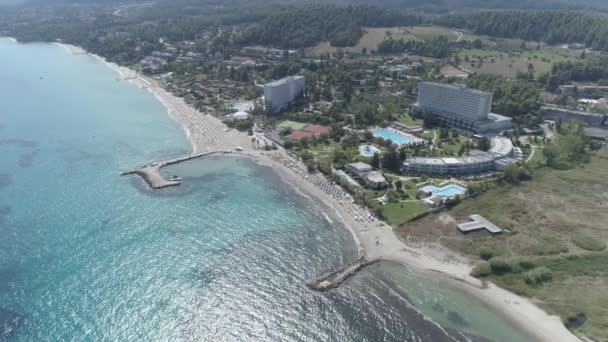 Vista Aérea Gran Complejo Turístico Situado Junto Costa Del Mar — Vídeos de Stock