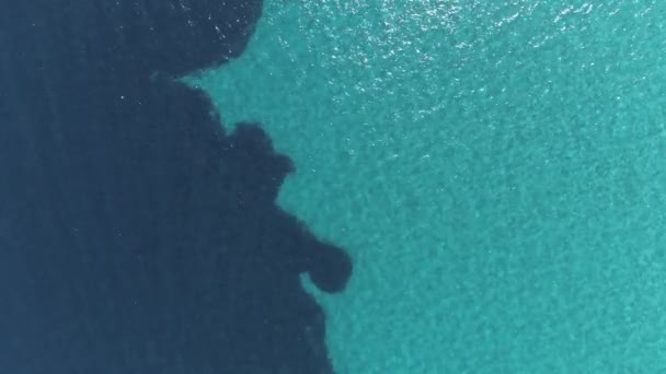 Bovenaanzicht Vanuit Lucht Kalm Helder Blauw Zeewater Achtergrond — Stockvideo