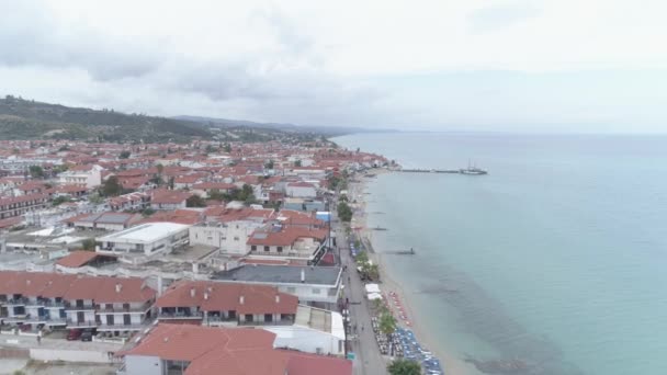 Luftaufnahme Von Pefkochori Vilage Einem Der Weitesten Entwickelten Erholungsgebiete Von — Stockvideo