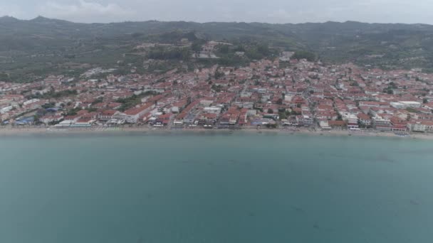 Luftaufnahme Von Pefkochori Vilage Einem Der Weitesten Entwickelten Erholungsgebiete Von — Stockvideo