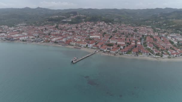 Flygfoto Över Pefkochori Vilage Mest Utvecklade Semesterorterna Kassandra Grekland — Stockvideo