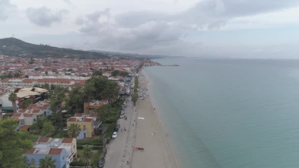 Luchtfoto Van Het Dorp Pefkochori Een Van Meest Ontwikkelde Badplaatsen — Stockvideo