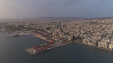 Yunanistan 'ın Selanik şehrinin hava manzarası. Gün batımı. 4k