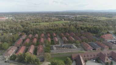 Auschwitz Birkenau 'nun hava manzarası, Polonya' daki Nazi toplama kampı. 4k