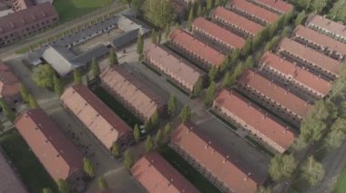 Auschwitz Birkenau 'nun hava manzarası, Polonya' daki Nazi toplama kampı. 4k