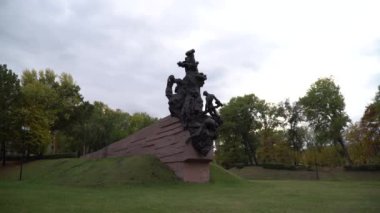 Nazizm Mağdurları Anıtı. Kyiv 'deki Babi Yar Anıt Parkı. Gimbal atışı..
