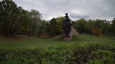 Nazizm Mağdurları Anıtı. Kyiv 'deki Babi Yar Anıt Parkı. Gimbal atışı..