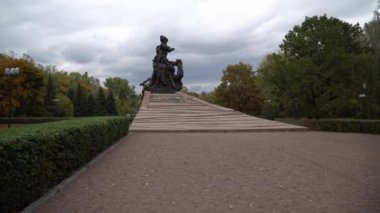 Nazizm Mağdurları Anıtı. Kyiv 'deki Babi Yar Anıt Parkı. Gimbal atışı..