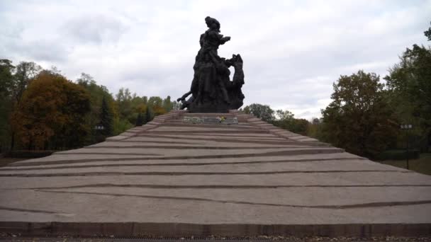 Monumento Vítimas Nazismo Parque Memorial Babi Yar Kiev Gimbal Tiro — Vídeo de Stock