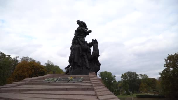 Monument Över Nazismens Offer Babi Yar Minnespark Kiev Gimbalt Skott — Stockvideo