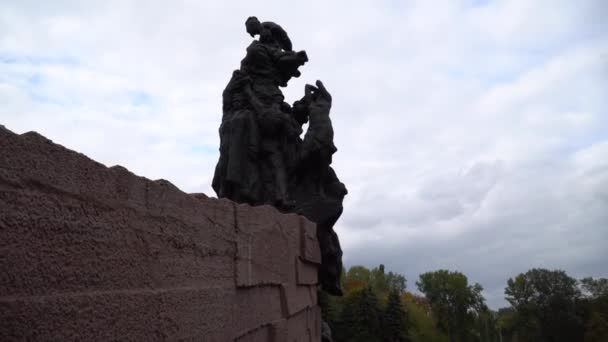 Monument Över Nazismens Offer Babi Yar Minnespark Kiev Gimbalt Skott — Stockvideo