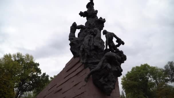 Monument Över Nazismens Offer Babi Yar Minnespark Kiev Gimbalt Skott — Stockvideo