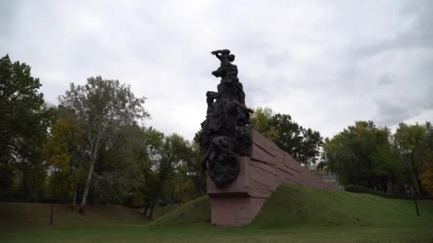 Monument Över Nazismens Offer Babi Yar Minnespark Kiev Gimbalt Skott — Stockvideo