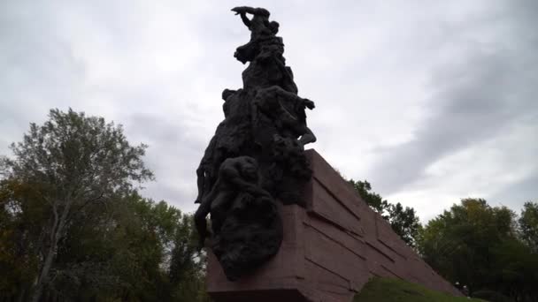 Monumento Vítimas Nazismo Parque Memorial Babi Yar Kiev Gimbal Tiro — Vídeo de Stock