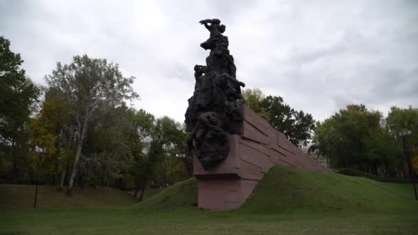 Monument Över Nazismens Offer Babi Yar Minnespark Kiev Gimbalt Skott — Stockvideo