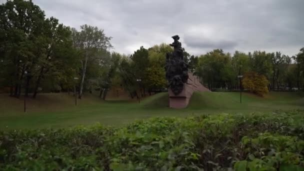 纳粹主义受害者纪念碑 基辅的Babi Yar纪念公园 Gimbal Shot — 图库视频影像