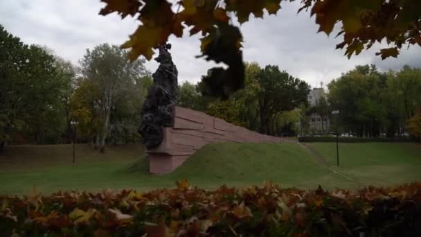 Monument Över Nazismens Offer Babi Yar Minnespark Kiev Gimbalt Skott — Stockvideo